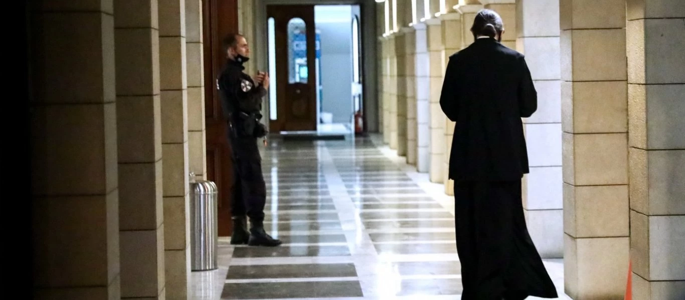 Μονή Πετράκη: Μπλεγμένος σε υπόθεση ναρκωτικών ο «ιερέας» που βιτριόλιασε τους Μητροπολίτες - Εικόνες σοκ από το χώρο